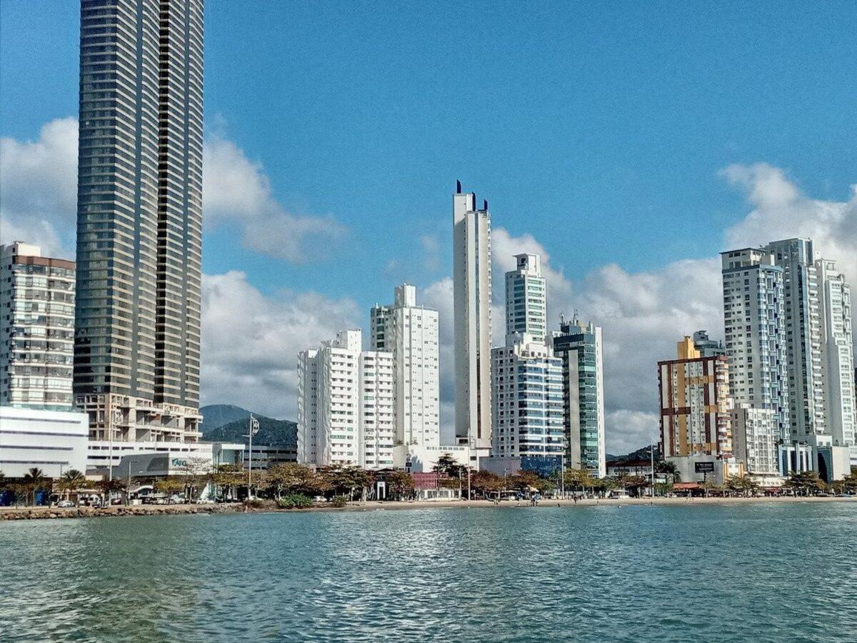 3 Suites Linda Vista Da Orla De Bc A 50M Da Praia - Somente Familiares Balneário Camboriú Exterior foto